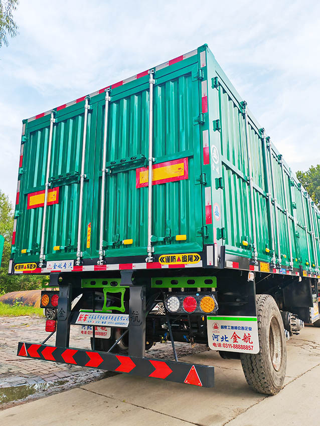 11米厢式半挂车是一种在物流运输中广泛应用的货车类型
